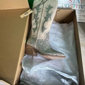 NWT boots size 6 cream color with silver